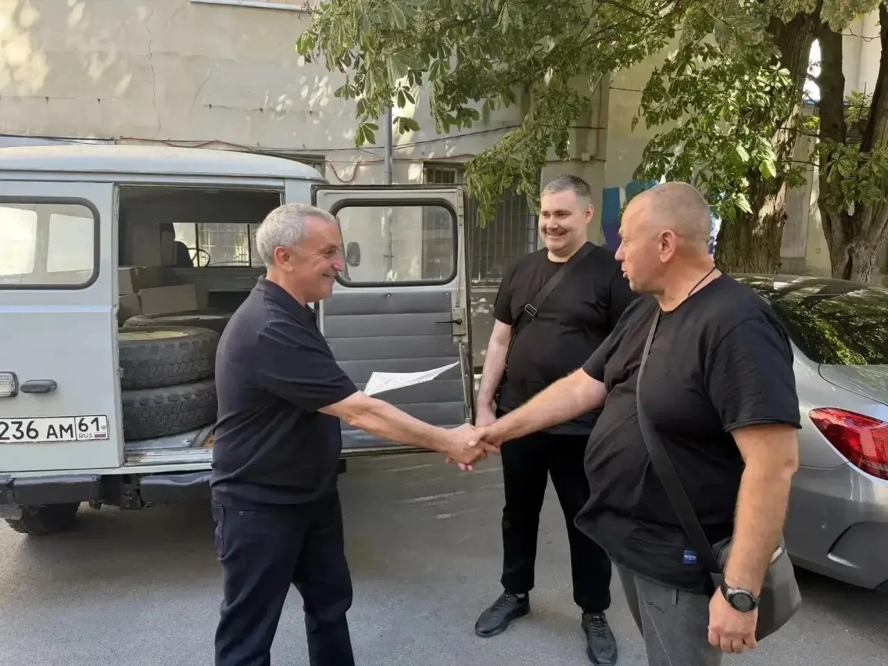 Мурат Харцызов передал автомобиль «УАЗ» для бойцов спецоперации 