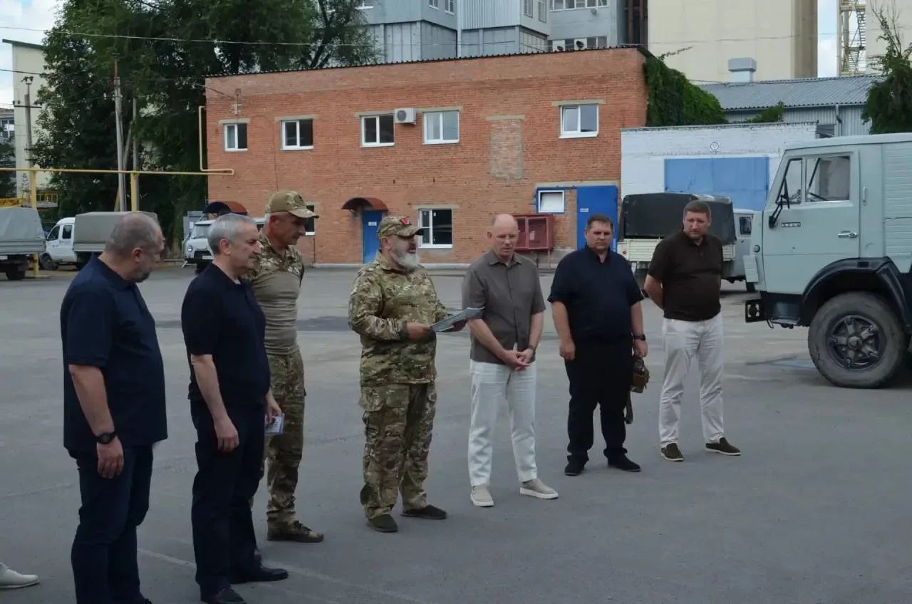 Мурат Харцызов и Денис Бурыка передали транспорт для бойцов СВО