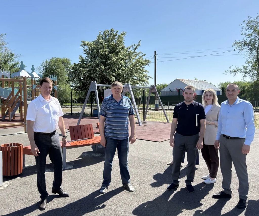 Сергей Суховенко осмотрел благоустроенную площадку в Багаевском районе 