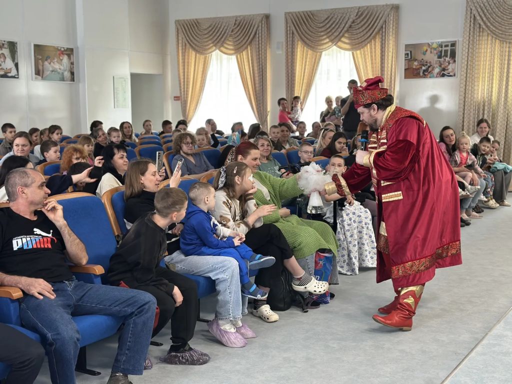 Светлана Пискунова в День защиты детей организовала праздник для пациентов Областной детской клинической больницы