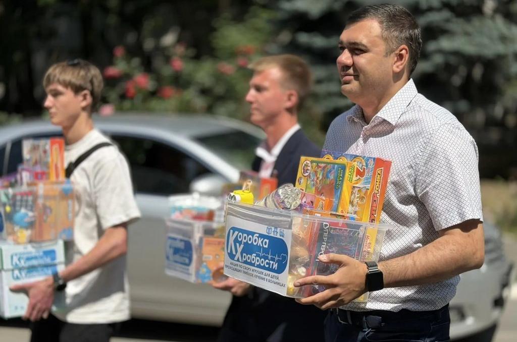 Раджив Мирзалиев передал подарки маленьким пациентам ЦГБ имени Н.А. Семашко
