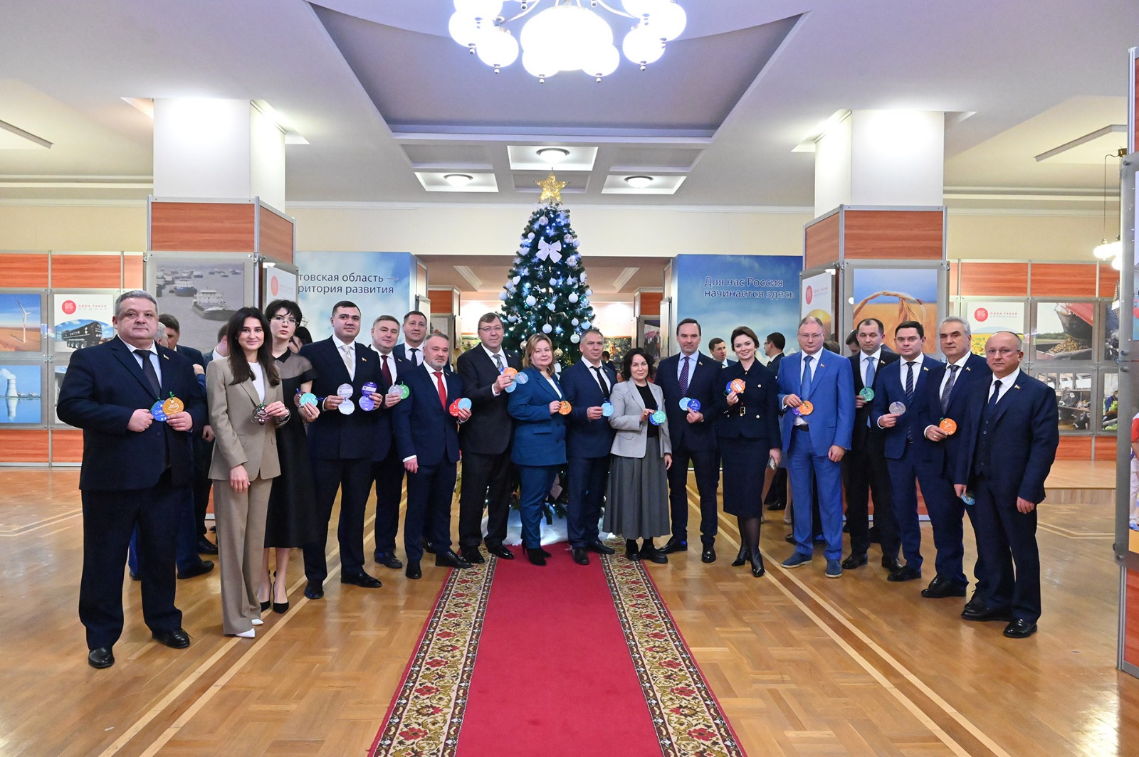 Депутаты донского парламента исполнят новогодние мечты детей 