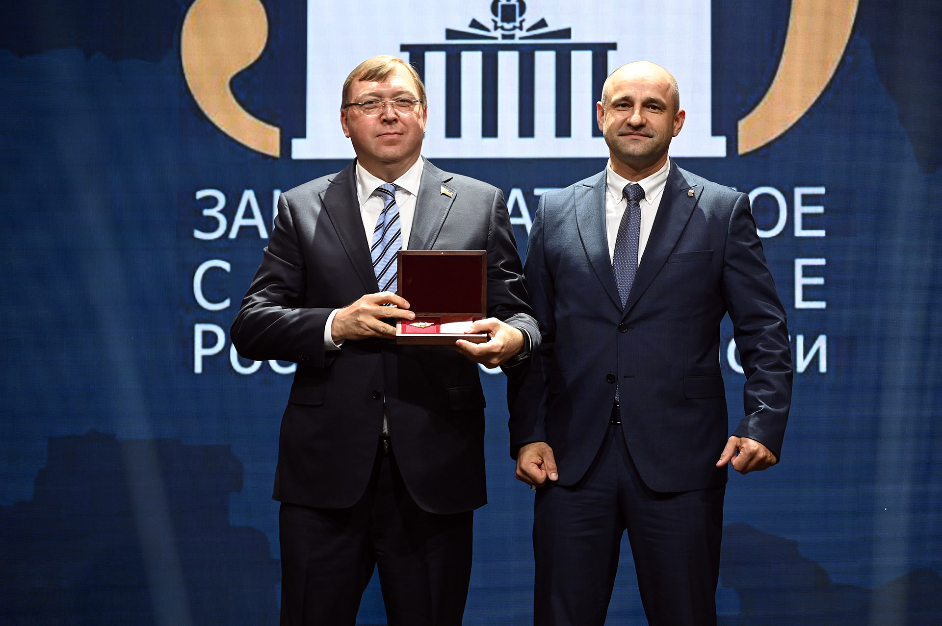 Председатель Народного Совета ДНР Артем Жога вручил Александру Ищенко «Орден Дружбы Донецкой Народной Республики»