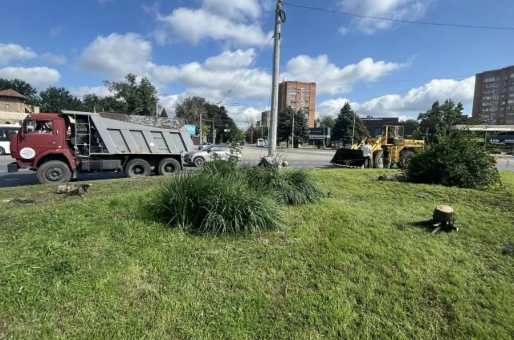 Адам Батажев оказал помощь в уборке поваленных ураганом деревьев