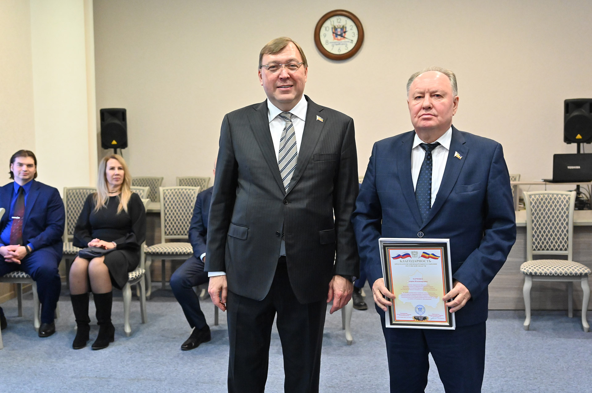 Депутатам донского парламента вручены поощрения 