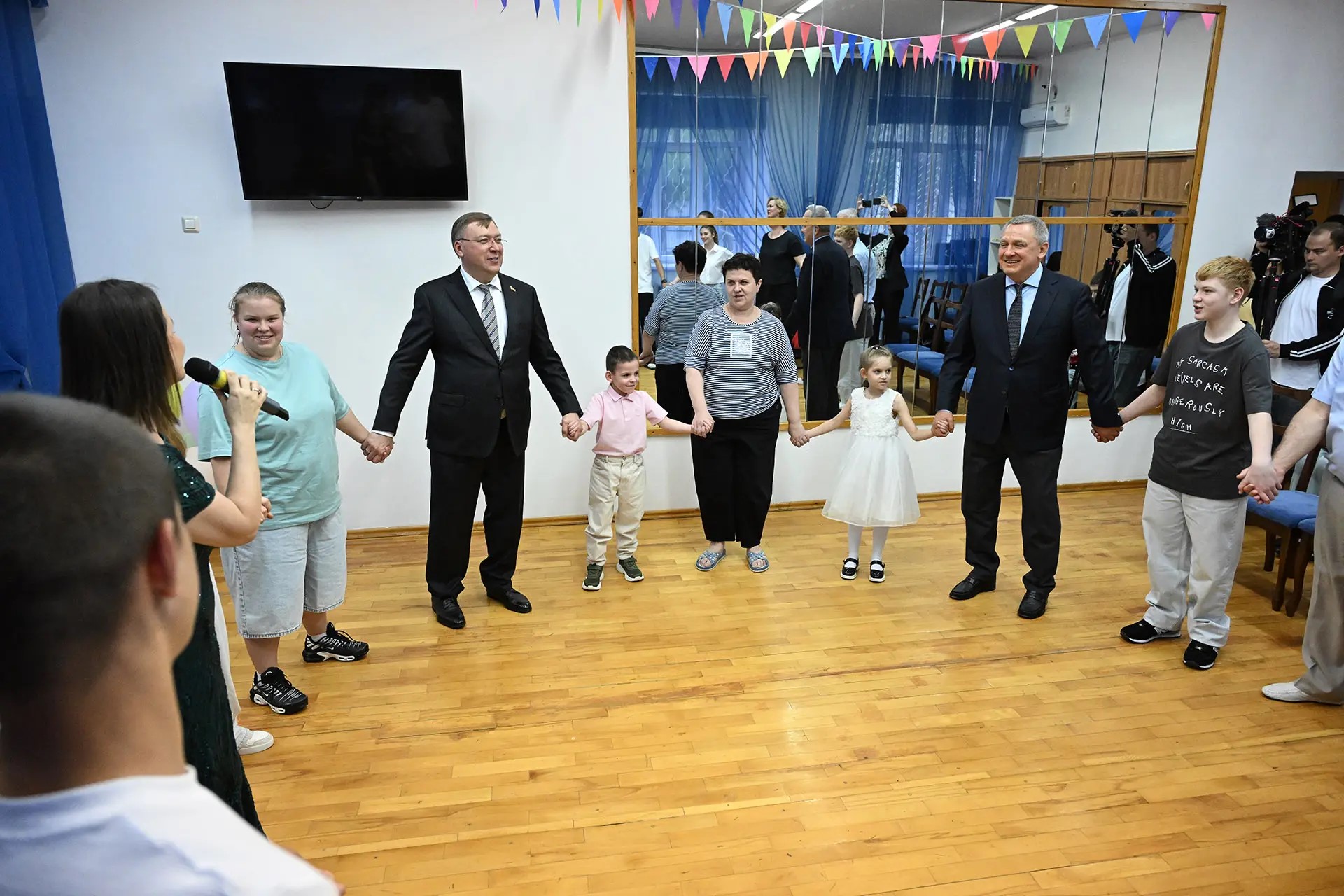 Александр Ищенко поздравил с Днем защиты детей воспитанников Ростовского центра помощи детям № 10