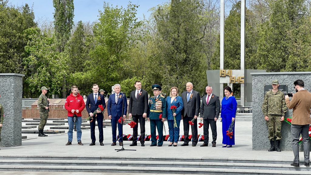 В Новочеркасске депутаты донского парламента почтили память героев, павших в годы Великой Отечественной войны 