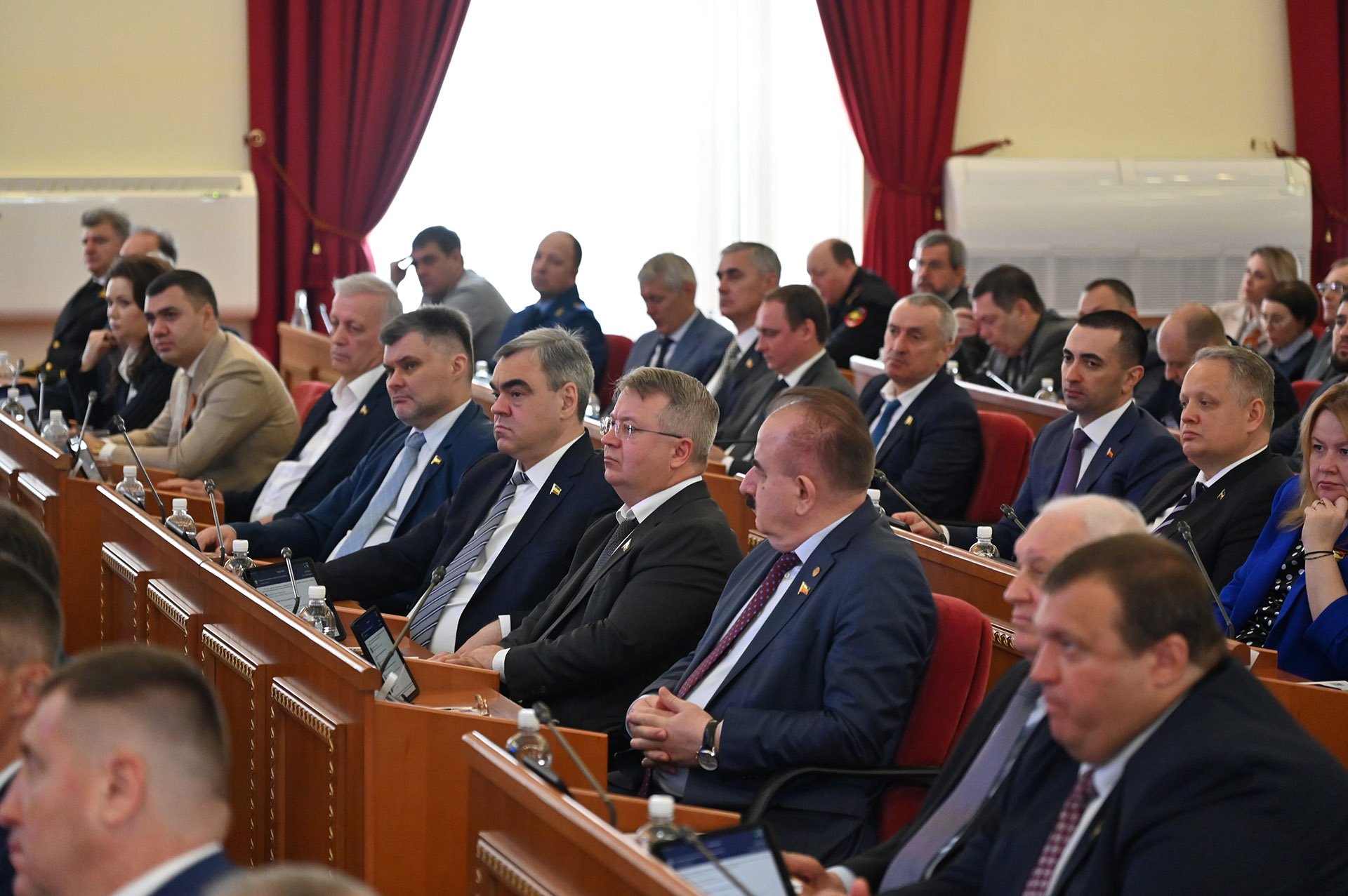 Депутаты донского парламента помогают образовательным организациям и социальным учреждениям 