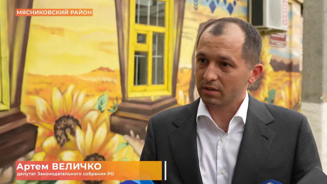 В селе Чалтырь торжественно открыли мурал, символизирующий преемственность поколений