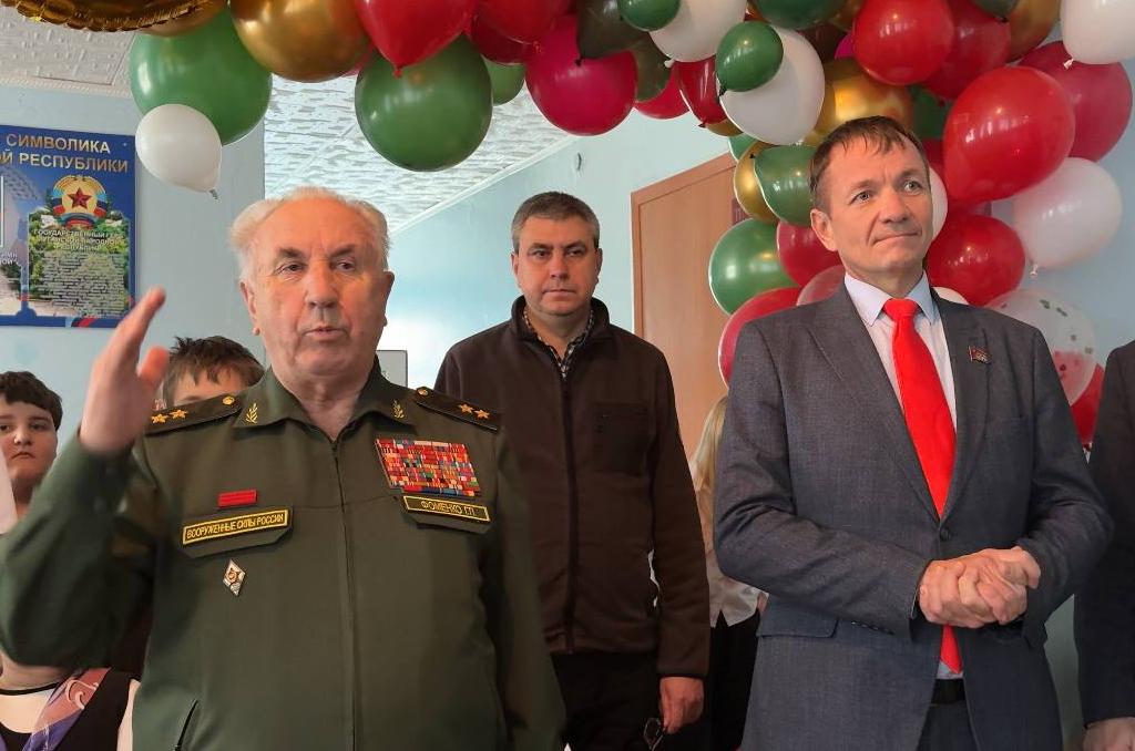 Алексей Мисан и Григорий Фоменко в Луганской Народной Республике поздравили школьников с наступающим Новым годом