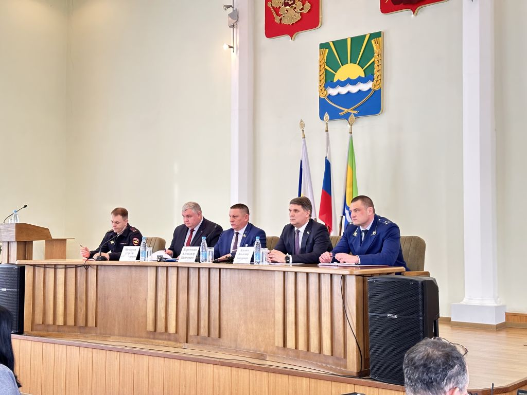 Владимир Влазнев принял участие в обсуждении изменений Устава Азовского района 
